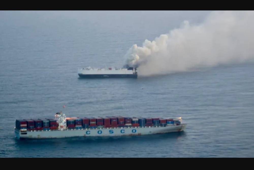 https://autogreeknews.gr/wp-content/uploads/2025/06/cargo-ship-car-fire-02.jpg