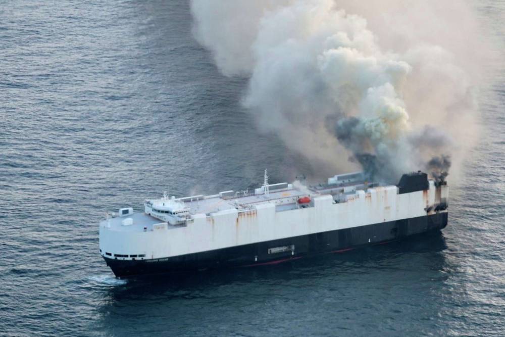 https://autogreeknews.gr/wp-content/uploads/2025/06/cargo-ship-car-fire.jpg