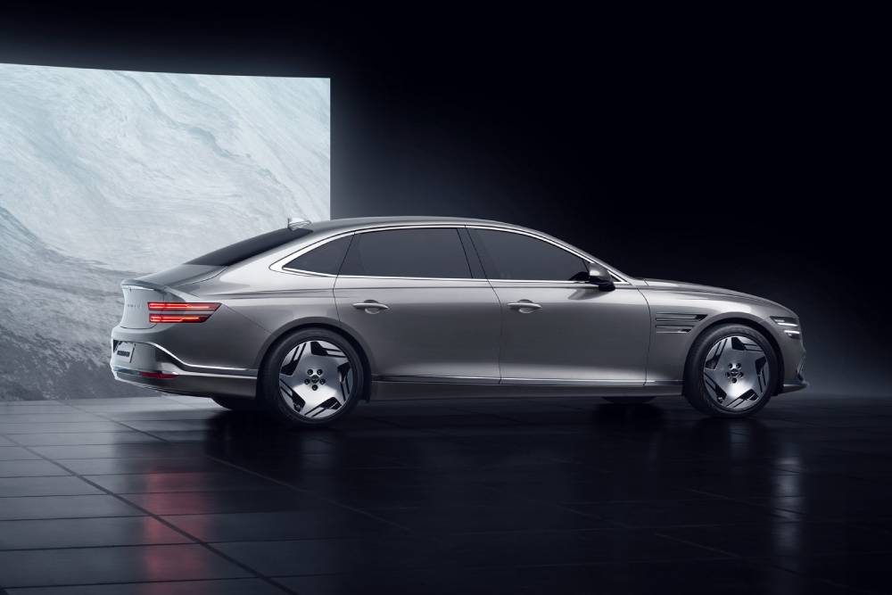 https://autogreeknews.gr/wp-content/uploads/2025/06/genesis-launches-2025-electrified-g80-with-354-mil-3.jpg