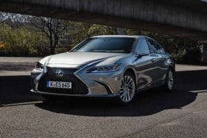 lexus_es_300h_with_digital_side-view_monitor