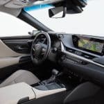 lexus_es_300h_with_digital_side-view_monitor_91