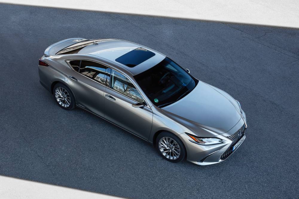 https://autogreeknews.gr/wp-content/uploads/2025/06/lexus_es_300h_with_digital_side-view_monitor_96.jpg