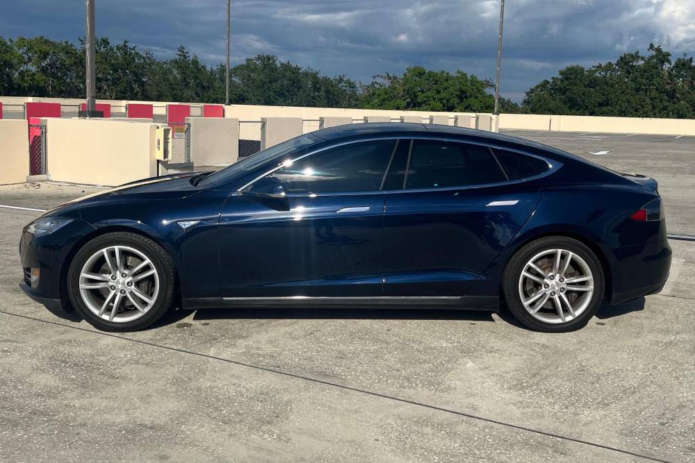 https://autogreeknews.gr/wp-content/uploads/2025/06/man-buys-tesla-model-s-for-under-8000-and-its-not-1.jpg
