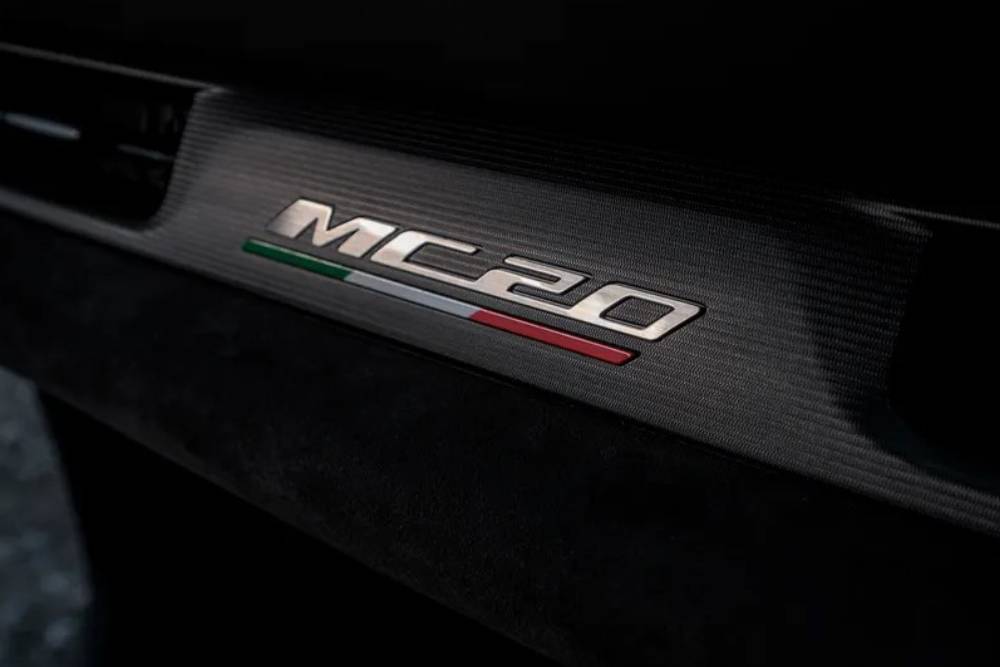 https://autogreeknews.gr/wp-content/uploads/2025/06/maserati-mc20-uk-review-05.jpg