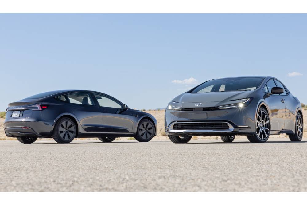 https://autogreeknews.gr/wp-content/uploads/2025/06/tesla-model-3-vs-toyota-prius-02.jpg