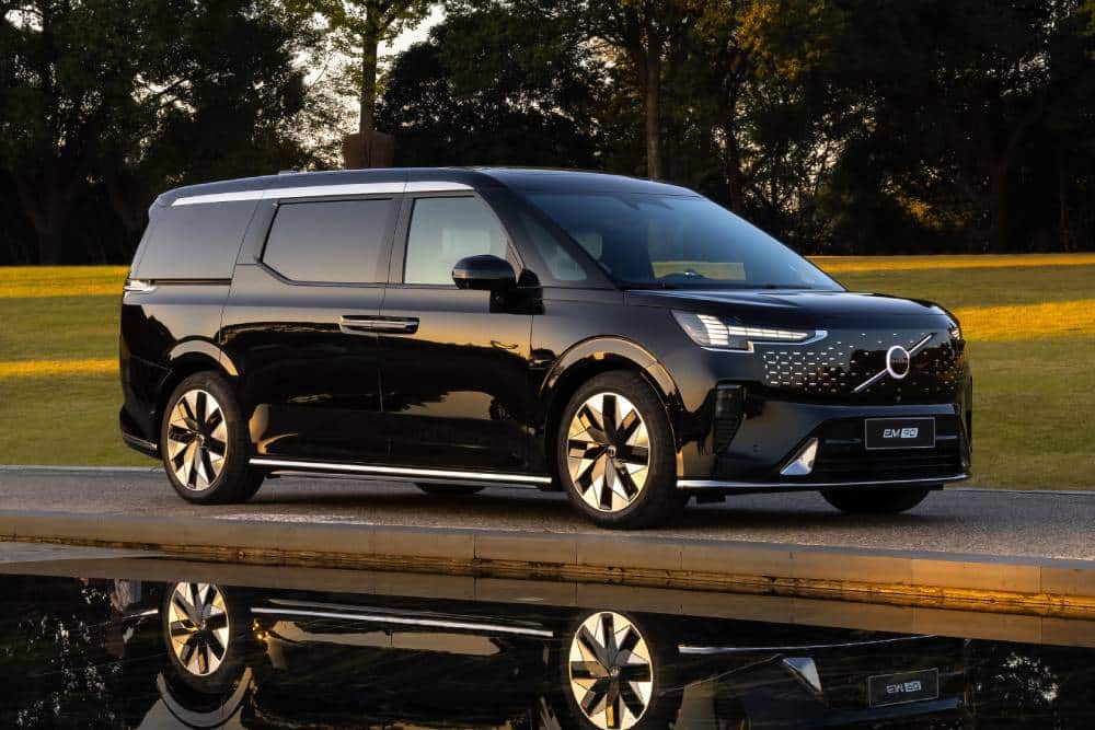 Νέο Volvo EM90 για τις απόλυτες VIP μετακινήσεις