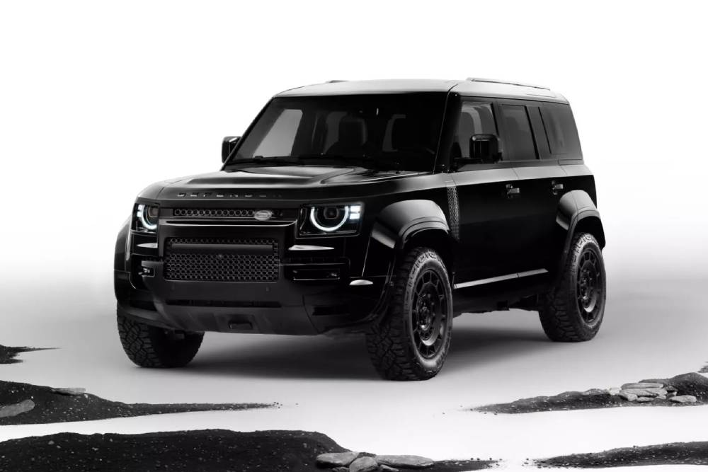 https://autogreeknews.gr/wp-content/uploads/2025/07/2026-Land-Rover-Defender-OCTA-Black-702-9-2048x153-1.jpg