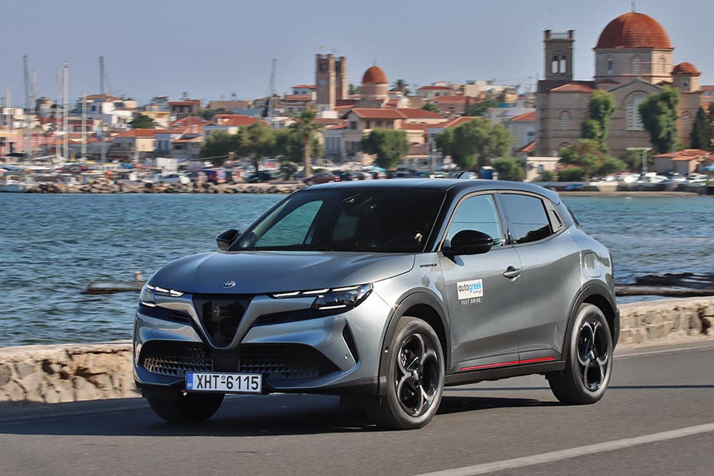 https://autogreeknews.gr/wp-content/uploads/2025/07/Alfa-Romeo-Junior-Ibrida-Aigina-1.jpg