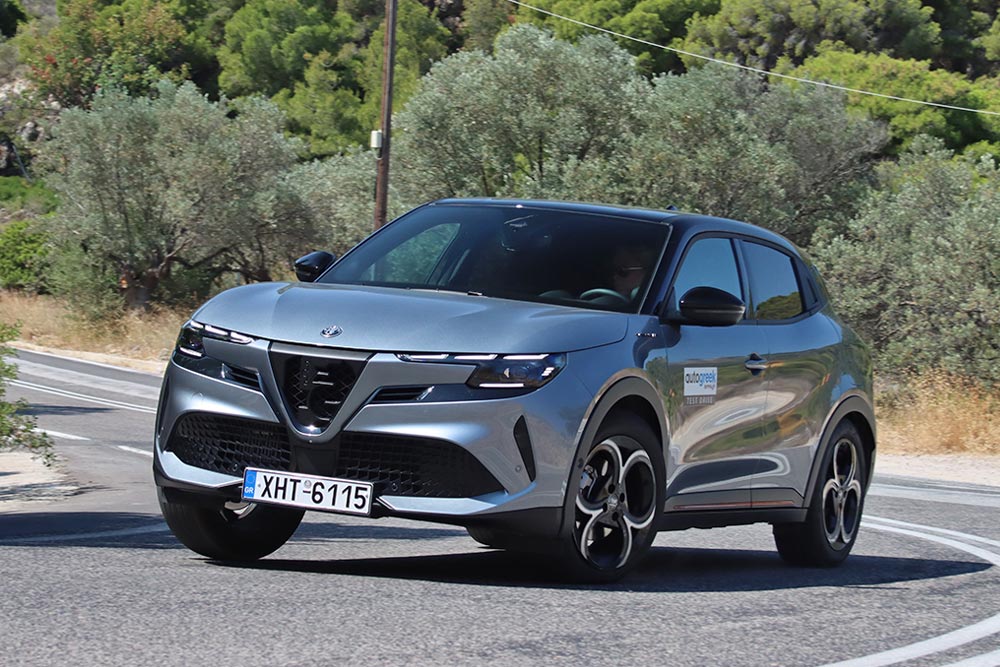 https://autogreeknews.gr/wp-content/uploads/2025/07/Alfa-Romeo-Junior-Ibrida-Aigina-22.jpg