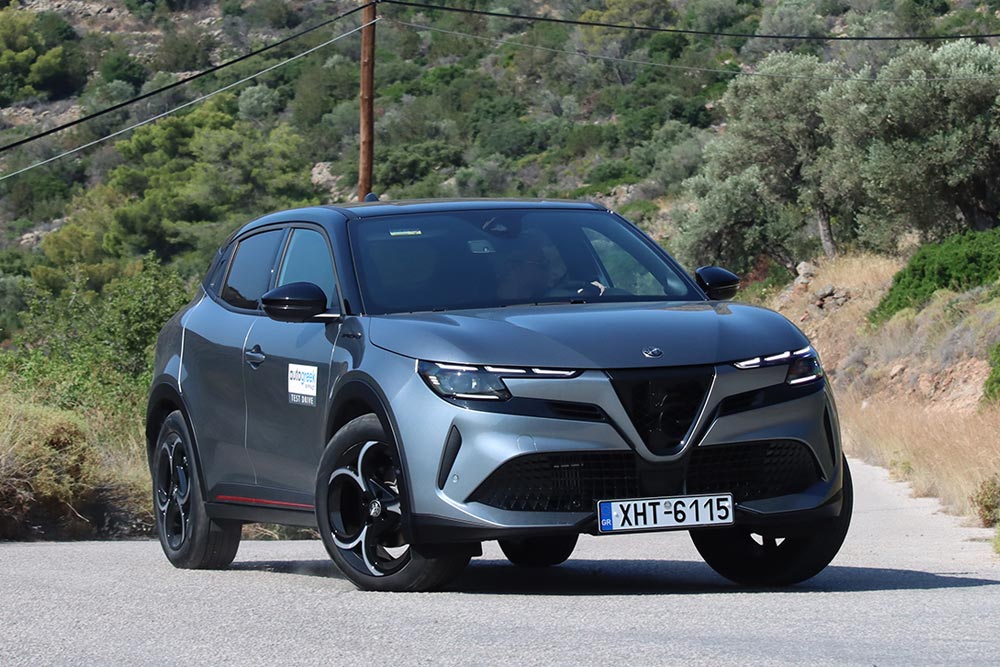 https://autogreeknews.gr/wp-content/uploads/2025/07/Alfa-Romeo-Junior-Ibrida-Aigina-6.jpg