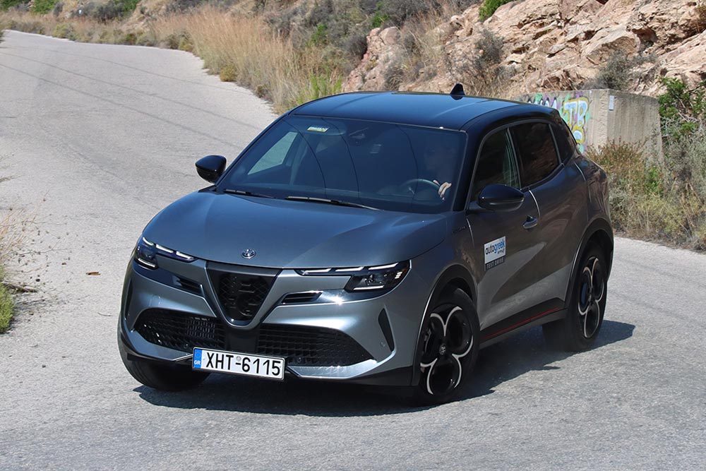 https://autogreeknews.gr/wp-content/uploads/2025/07/Alfa-Romeo-Junior-Ibrida-Aigina-8.jpg