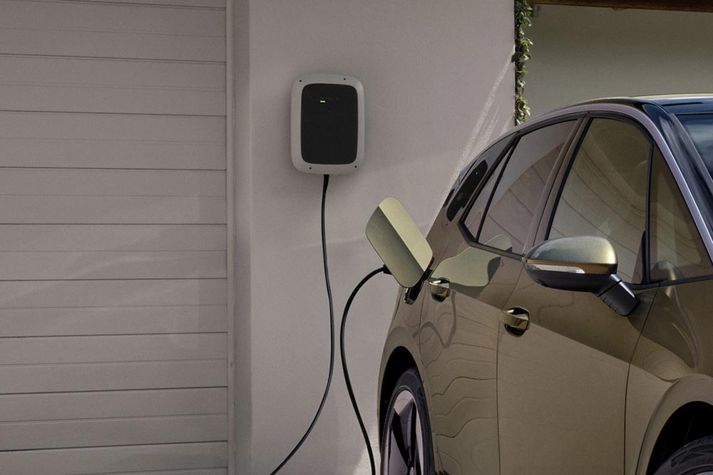 https://autogreeknews.gr/wp-content/uploads/2025/07/Electric-car-charging.jpg