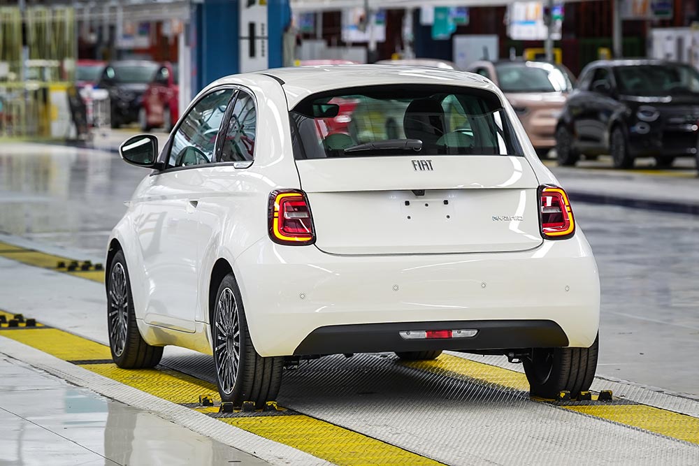 https://autogreeknews.gr/wp-content/uploads/2025/07/New-Fiat-500-Hybrid-2.jpg