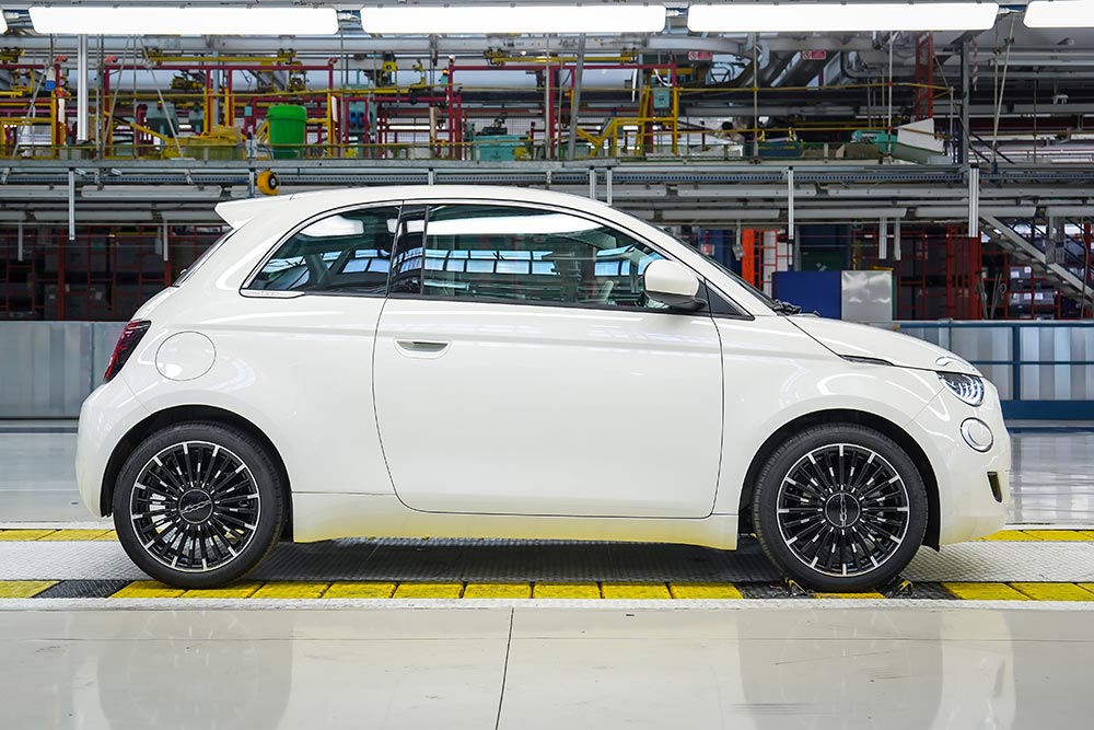 https://autogreeknews.gr/wp-content/uploads/2025/07/New-Fiat-500-Hybrid-3.jpg
