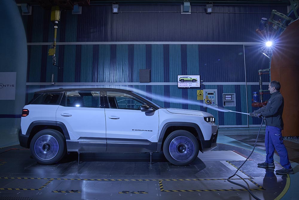 https://autogreeknews.gr/wp-content/uploads/2025/07/New-Jeep-Compass-Shaped-by-the-wind-3.jpg