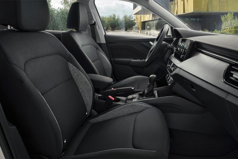 https://autogreeknews.gr/wp-content/uploads/2025/07/Skoda-Kamiq-Essence-interior.jpg