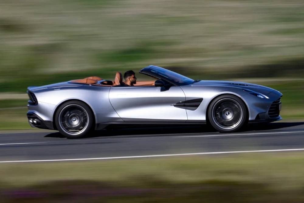 Καλοκαιρινός έρωτας η Aston Martin Vanquish Volante