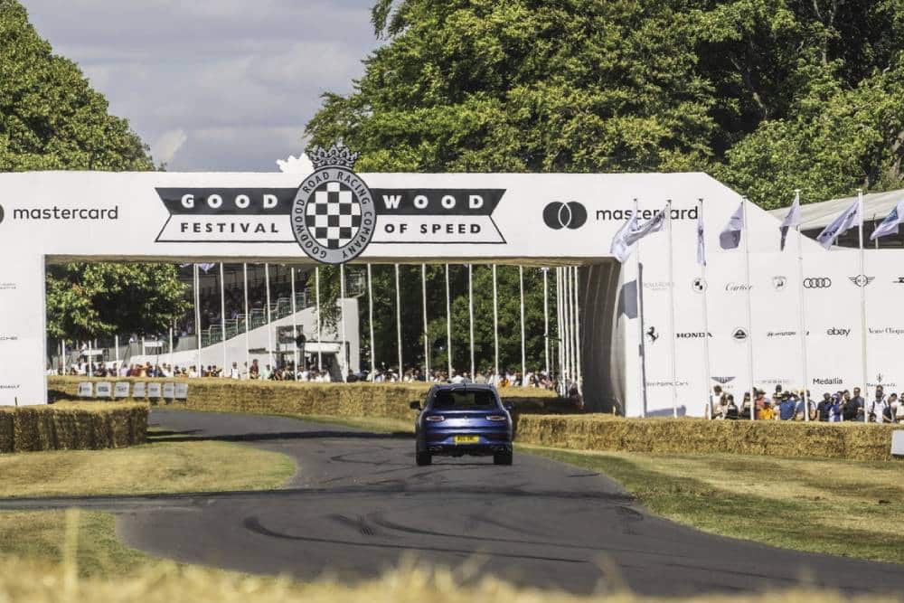 https://autogreeknews.gr/wp-content/uploads/2025/07/bentley-bentayga-speed-smashes-goodwood-hillclimb-2.jpg
