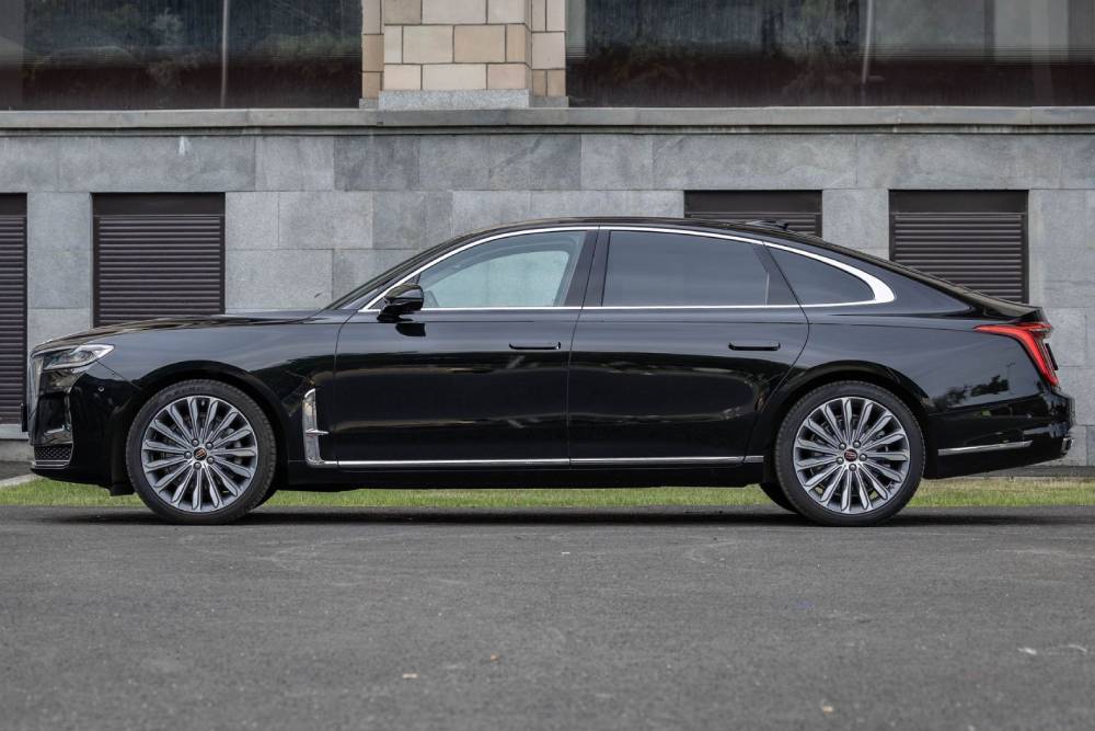 https://autogreeknews.gr/wp-content/uploads/2025/07/hongqi-h9-russia-03.jpg