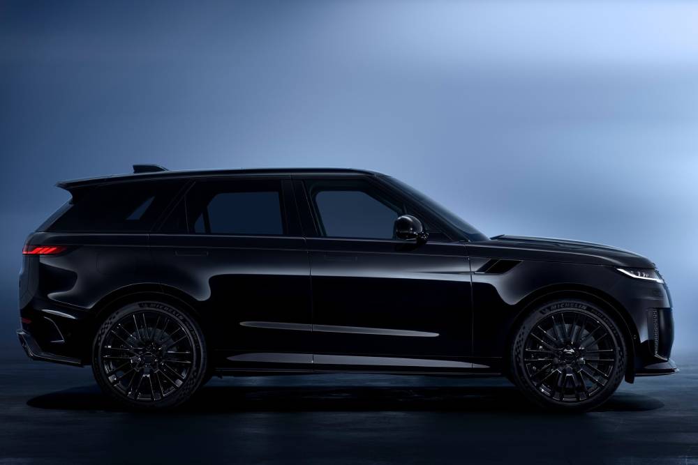 https://autogreeknews.gr/wp-content/uploads/2025/07/land-rover-range-rover-sport-sv-black-edition-is-p-1.jpg