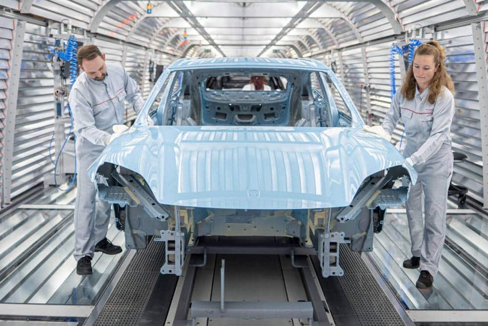 https://autogreeknews.gr/wp-content/uploads/2025/07/macan-number-1000000-rolls-off-the-assembly-line-a-2.jpg