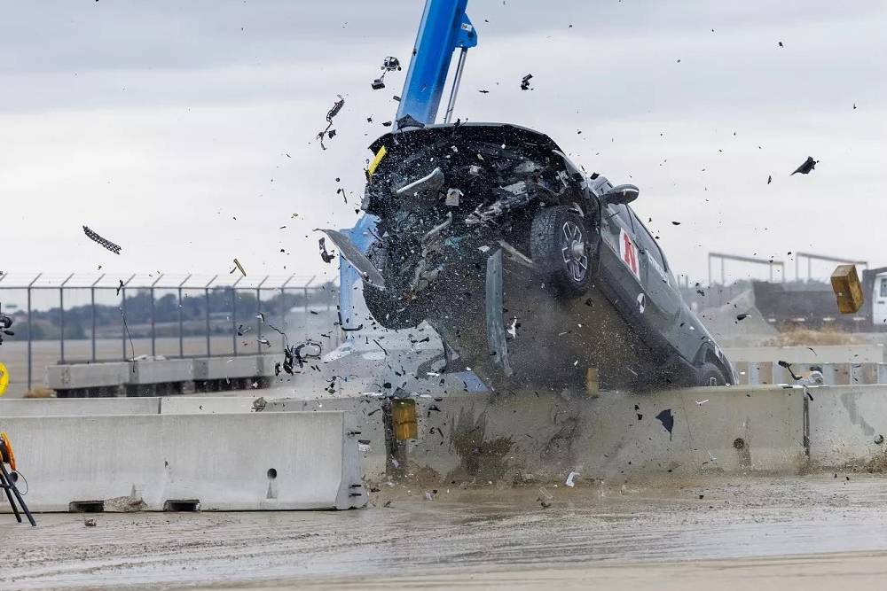 https://autogreeknews.gr/wp-content/uploads/2025/07/rivian-crashes-barrier.jpg
