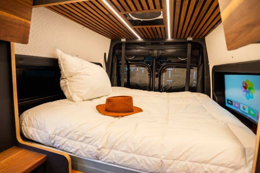 https://autogreeknews.gr/wp-content/uploads/2025/07/the-rogue-warrior-is-a-rugged-beastly-camper-van-h-10.jpg