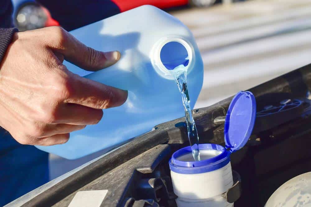 https://autogreeknews.gr/wp-content/uploads/2025/07/windshield-fluid.jpg