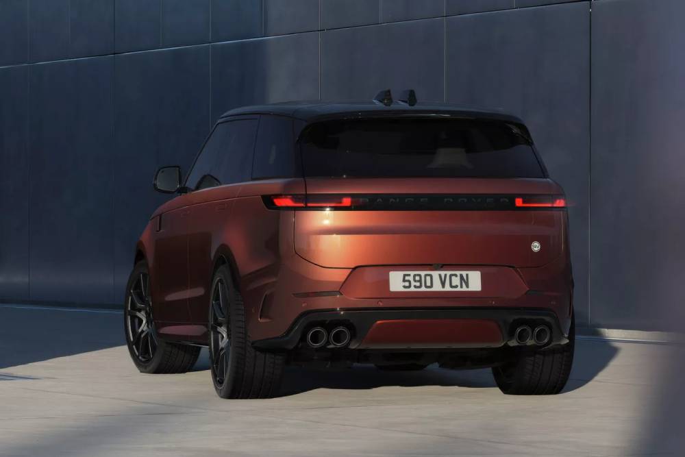 https://autogreeknews.gr/wp-content/uploads/2025/08/2026-Range-Rover-Sport-SV-Carbon-806-14-2048x1153-1.jpg