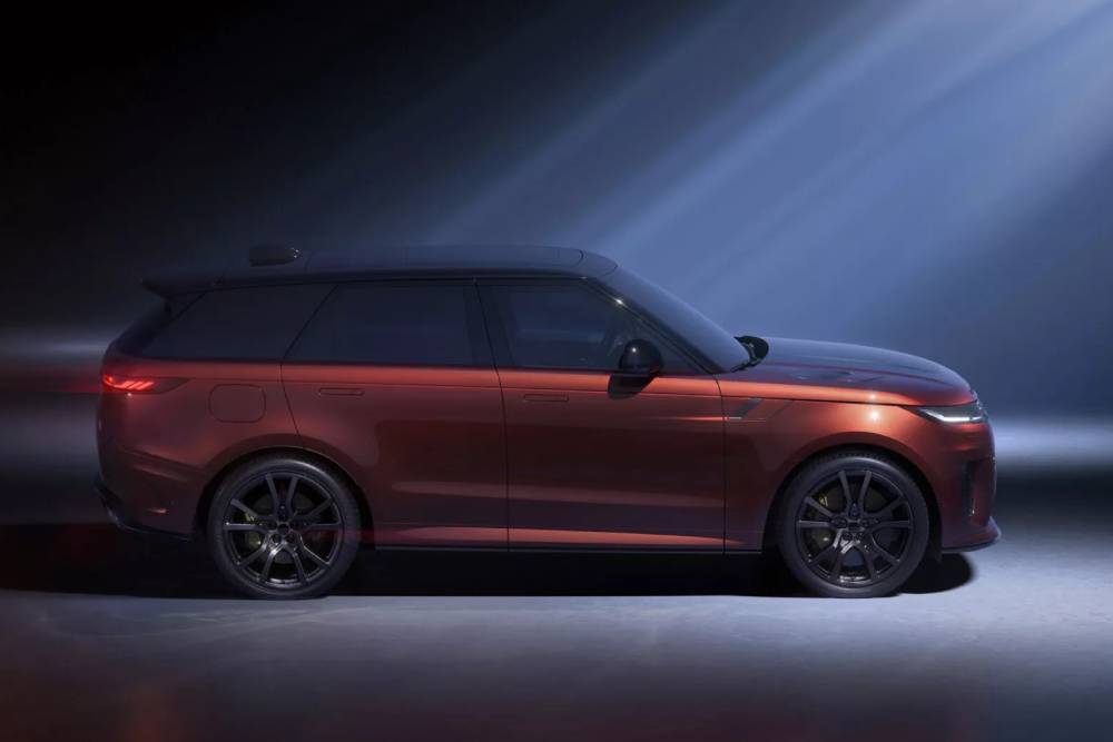 https://autogreeknews.gr/wp-content/uploads/2025/08/2026-Range-Rover-Sport-SV-Carbon-806-19-2048x1152-1.jpg