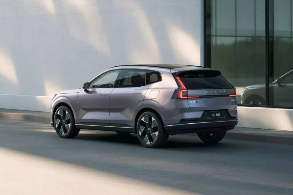 https://autogreeknews.gr/wp-content/uploads/2025/08/2026-Volvo-XC70-827-12-2048x1536-1.jpg