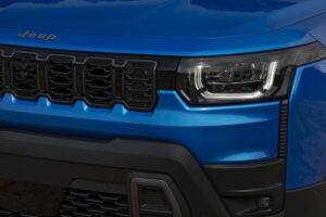 2026-jeep-cherokee-breaks-cover-goes-hybrid-and-mo (2)