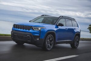2026-jeep-cherokee-breaks-cover-goes-hybrid-and-mo