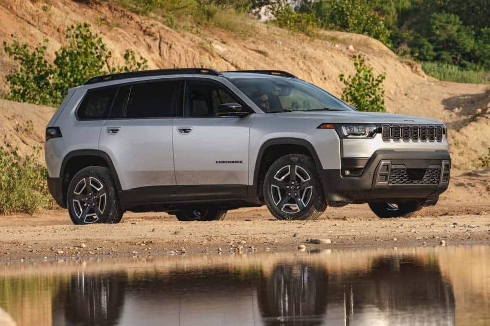 https://autogreeknews.gr/wp-content/uploads/2025/08/2026-jeep-cherokee-limited-front-3-4.jpg
