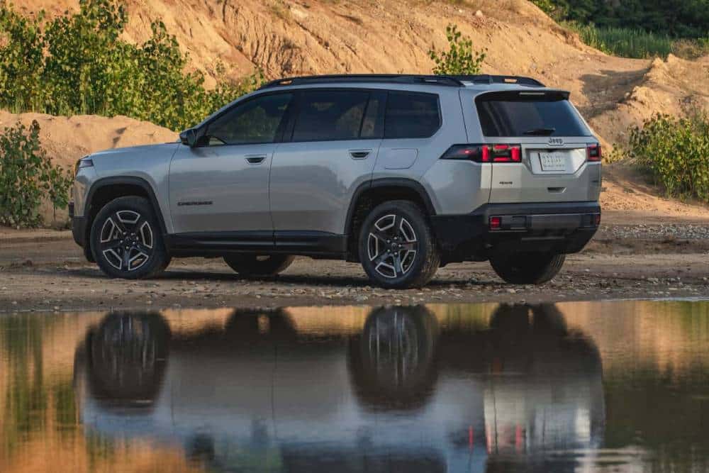 https://autogreeknews.gr/wp-content/uploads/2025/08/2026-jeep-cherokee-limited-rear-3-4.jpg