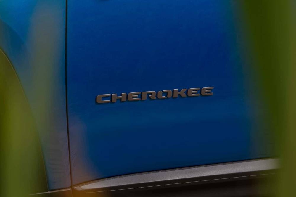 https://autogreeknews.gr/wp-content/uploads/2025/08/2026-jeep-cherokee-overland-badge.jpg