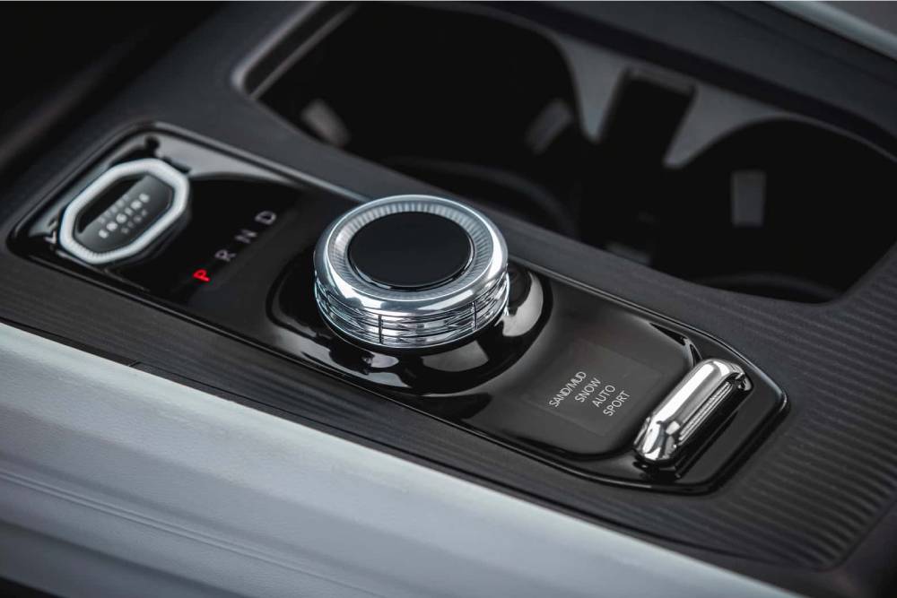 https://autogreeknews.gr/wp-content/uploads/2025/08/2026-jeep-cherokee-overland-gear-selector-and-star.jpg