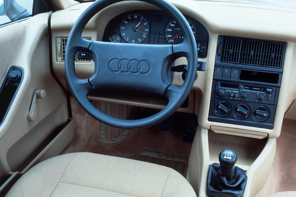 https://autogreeknews.gr/wp-content/uploads/2025/08/Audi-80-1986-dashboard.jpg