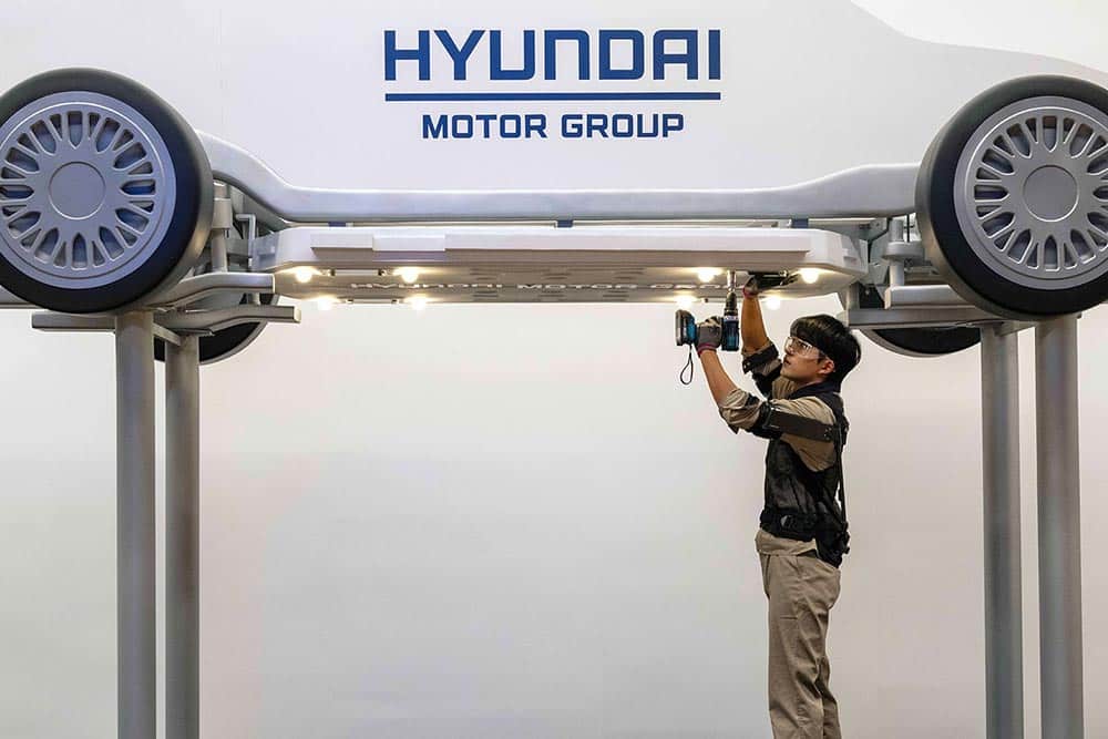 https://autogreeknews.gr/wp-content/uploads/2025/08/Hyundai-Wearble-Robot-X-ble-Shoulder-1.jpg