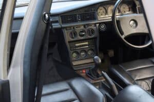 Mercedes_190_E_23-16_1985_Ayrton_Senna (6)