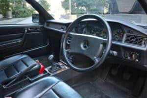 Mercedes_190_E_23-16_1985_Ayrton_Senna (8)