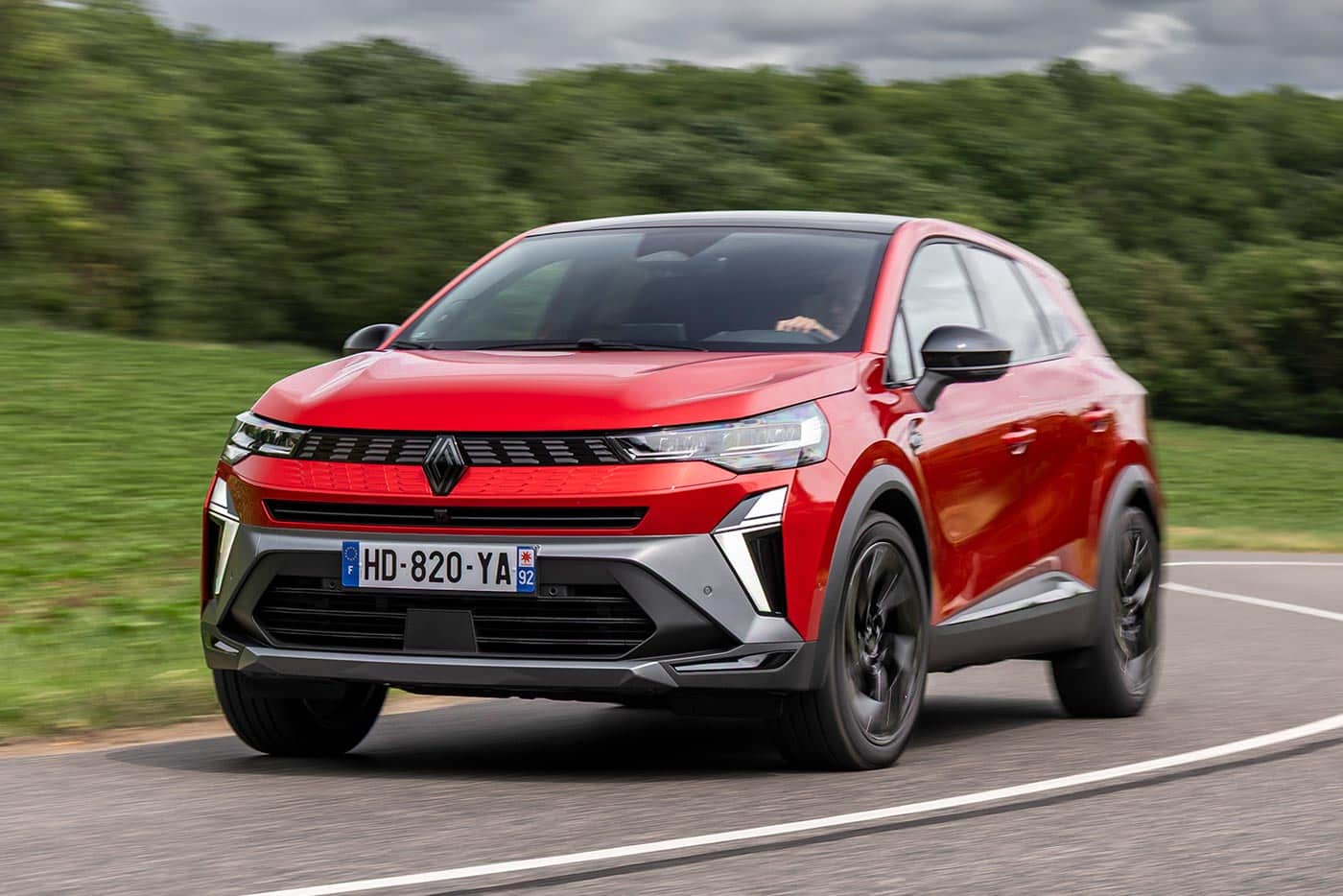 https://autogreeknews.gr/wp-content/uploads/2025/08/Renault-Symbioz-full-hybrid-E-Tech-Esprit-Alpine-Flame-Red.jpg