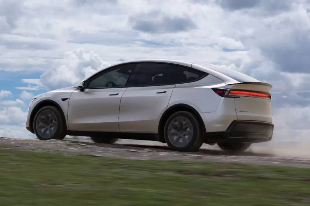 Νέα Tesla Model Y L με θέσεις για 6 επιβάτες