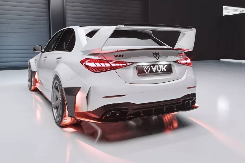 Κτήνος Mercedes-AMG C 63 με V8 και «απλώστρα»