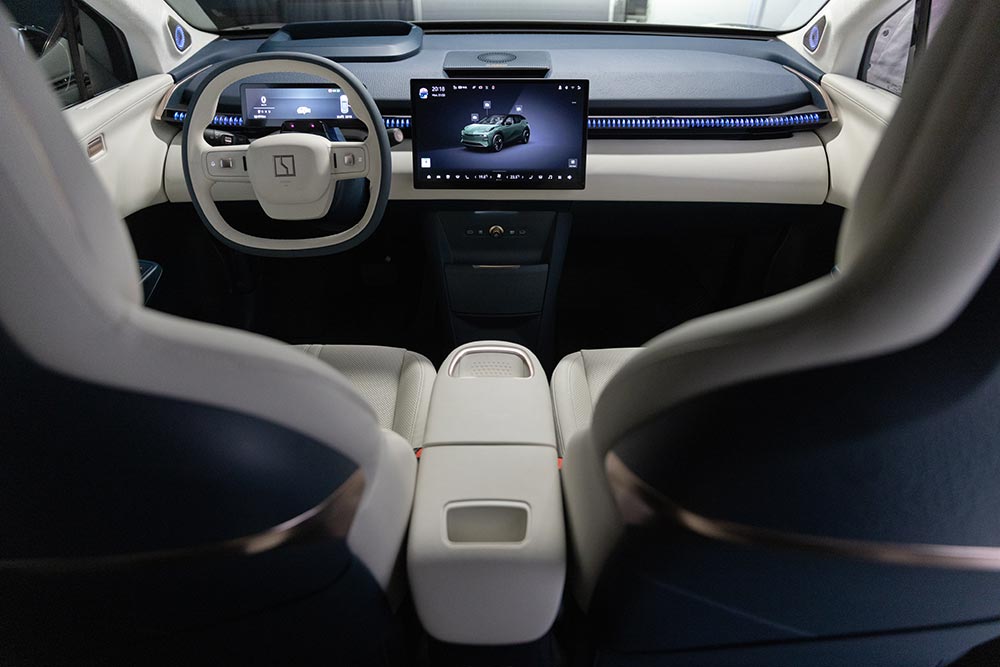 https://autogreeknews.gr/wp-content/uploads/2025/08/Zeekr-X_interior.jpg