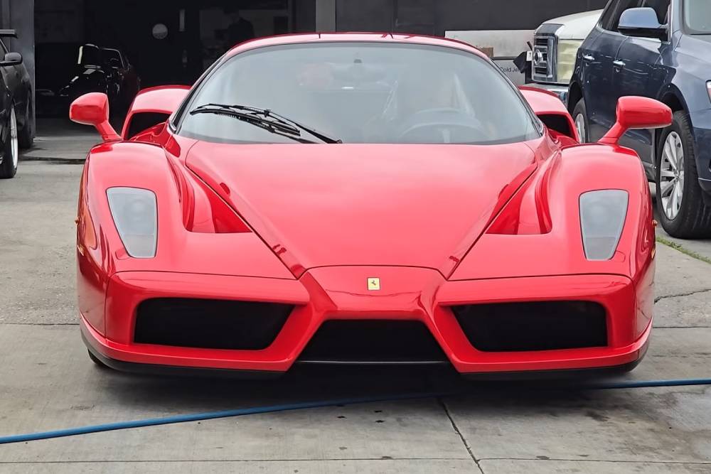 https://autogreeknews.gr/wp-content/uploads/2025/08/buffing-4m-1000-mile-ferrari-enzo-was-already-awes-15.jpg