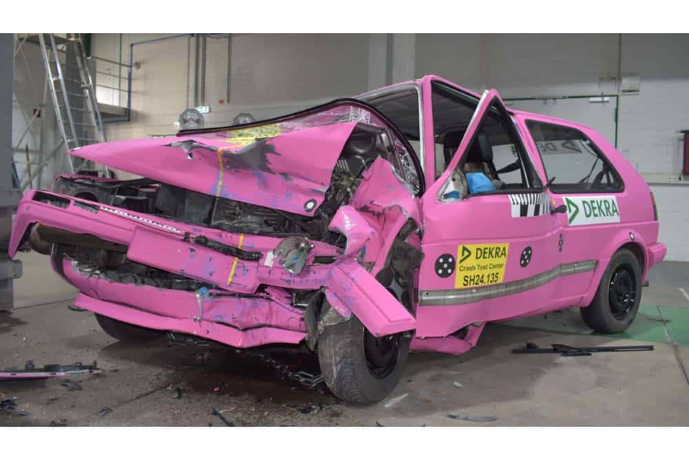 https://autogreeknews.gr/wp-content/uploads/2025/08/dekra-s-crash-test-of-a-second-generation-volkswag.jpg