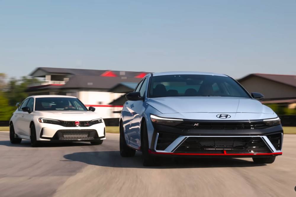 https://autogreeknews.gr/wp-content/uploads/2025/08/elantra-n-vs-civic-type-r-track-test.jpg