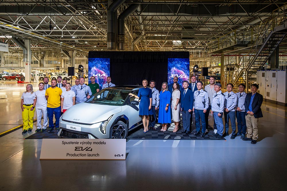 https://autogreeknews.gr/wp-content/uploads/2025/08/kia-ev4-production-slovakia-3.jpg