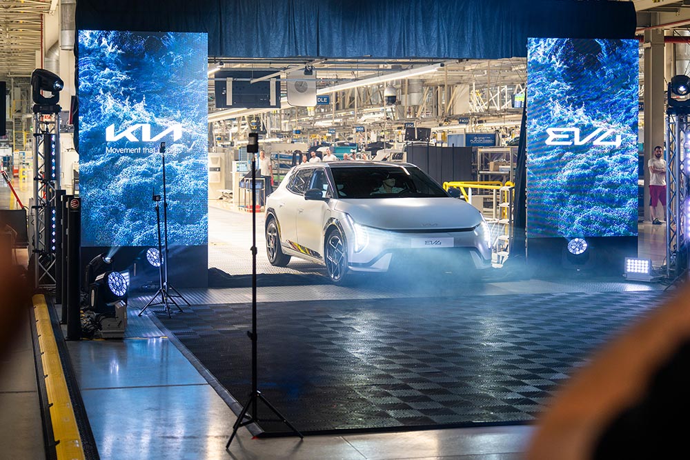 https://autogreeknews.gr/wp-content/uploads/2025/08/kia-ev4-production-slovakia-4.jpg